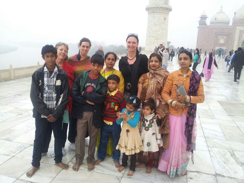 Brigitte’s neue Freunde vor dem Taj Mahal