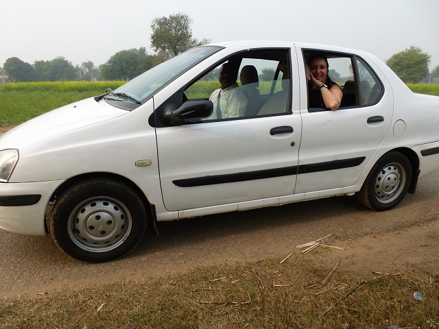 Unser Fahrer und Manager Vinod und sein Auto