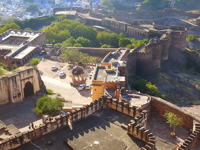 Blick von derZinne auf die Festungsanlage mit Blue City im Hintergrund