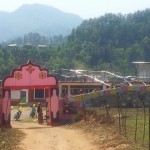 Der Dorfeingang sowie der Hospitaleingang, festlich geschmückt