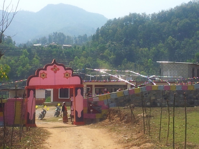 Der Dorfeingang sowie der Hospitaleingang, festlich geschmückt