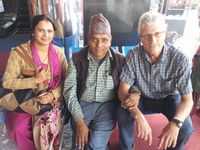 Kauf eines Kühlschranks mit Anita and Jagannath (Vorstand von Phoolbaari in Nepal)