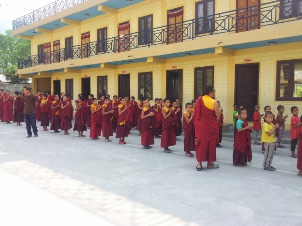 Wie in allen Schulen Nepals gibt es auch hier die Assembly zu Beginn des Unterrichts