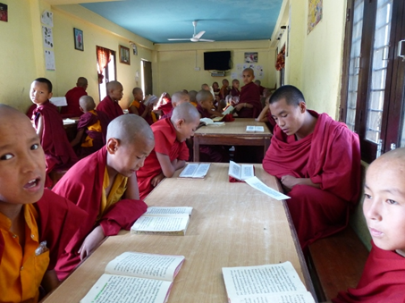 Die buddhistische Lehre (Dharma) wird mit Chanting (singend) im Speisesaal einstudiert.