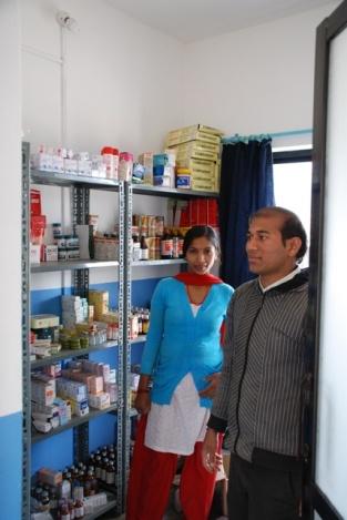 Der Medikamentenausgaberaum mit Angestellter und Kumar
